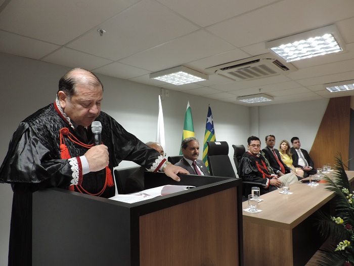 Corregedor-Geral fala ao microfone na tribuna.
