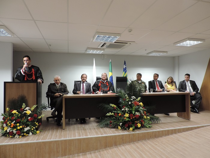 Procurador-Geral de Justiça fala ao microfone na tribuna.