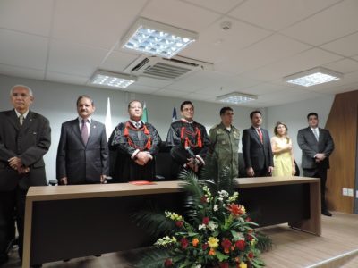Membros da mesa de honra.