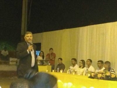 Promotor de Justiça fala de pé ao microfone.
