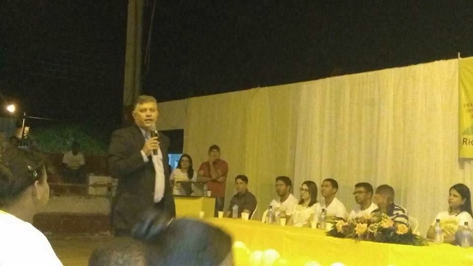 Promotor de Justiça fala de pé ao microfone.