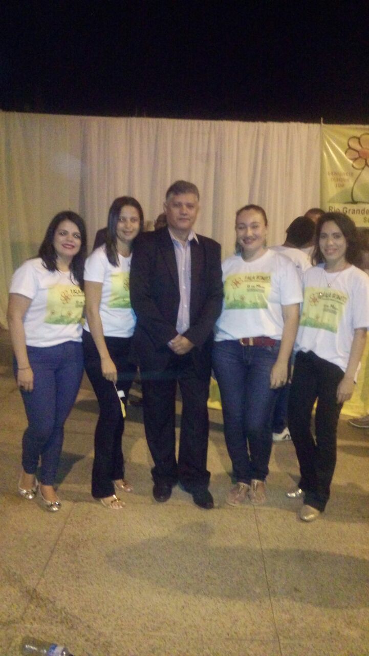 Promotor de Justiça rodeado por pessoas, durante o evento.