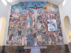 Painel artístico que representa Cristo crucificado.