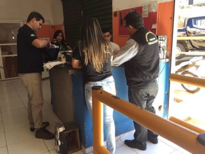 Pessoas de pé conversando
