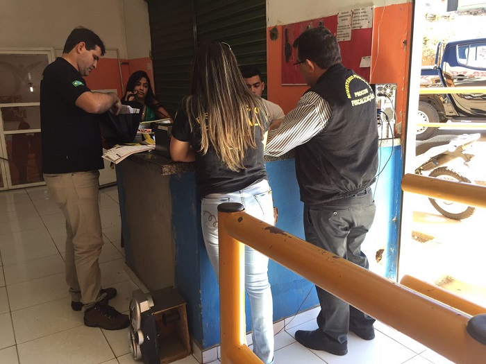 Pessoas de pé conversando