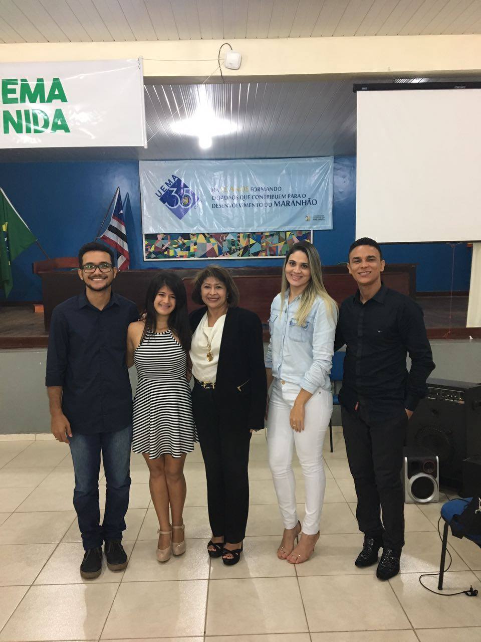 Quatro pessoas posam durante evento