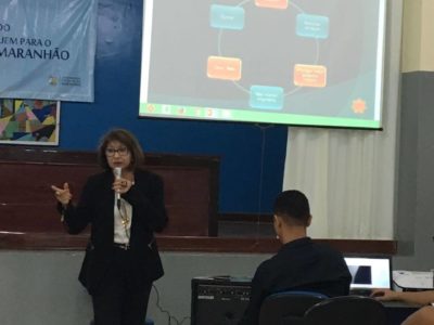 Promotora de Justiça proferindo palestra