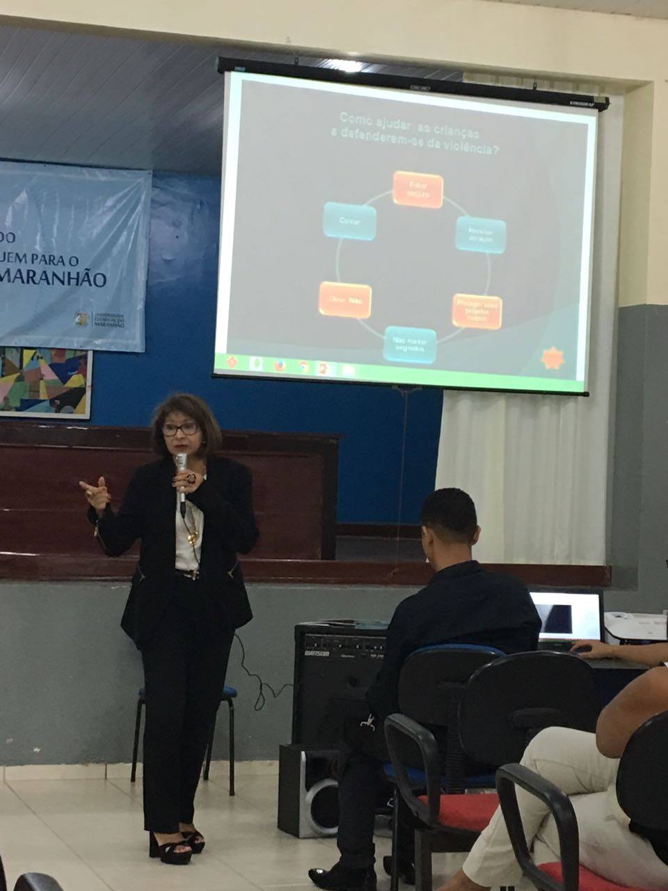 Promotora de Justiça proferindo palestra