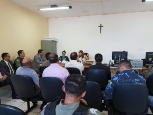 Reunião com várias pessoas em um auditório