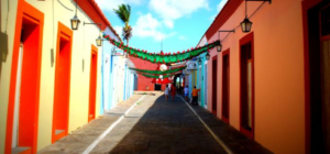 Porto das Barcas, em Parnaíba. Rua com várias casa coloridas.