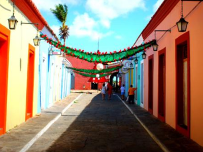 Porto das Barcas, em Parnaíba. Rua com várias casa coloridas.