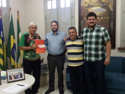 Quatro pessoas em pé.