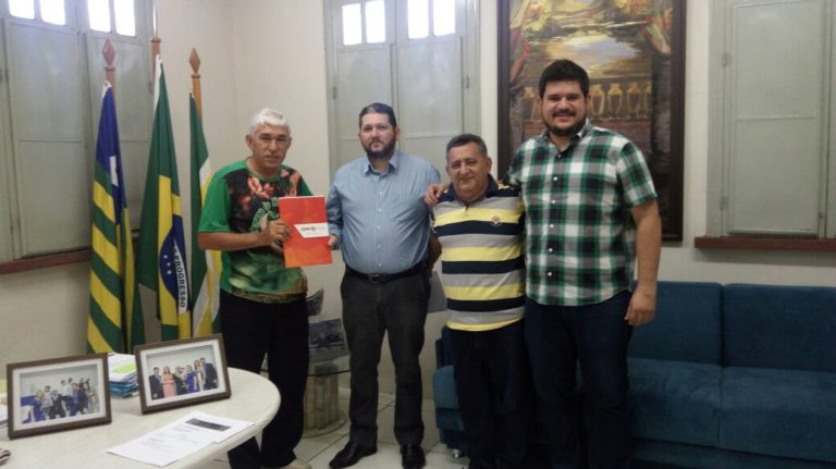 Quatro pessoas em pé.