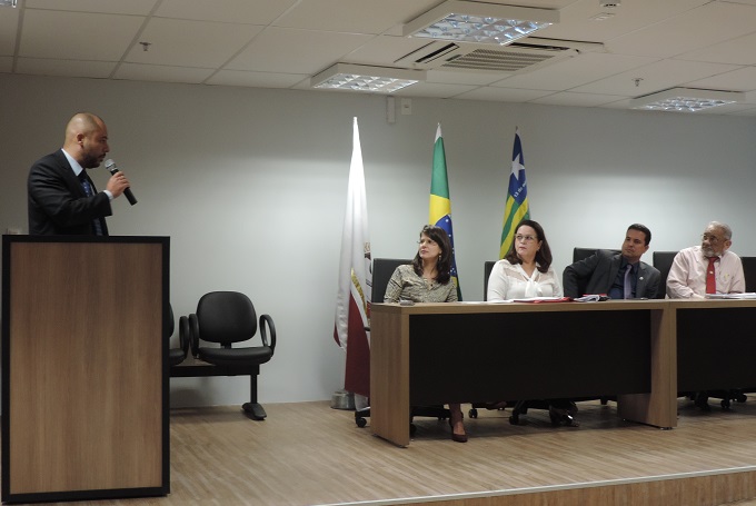 pessoas sentadas