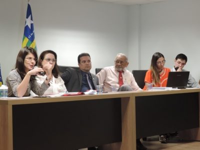 pessoas sentadas