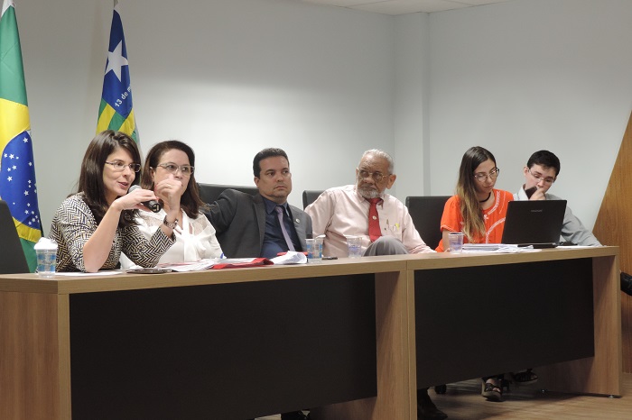 pessoas sentadas