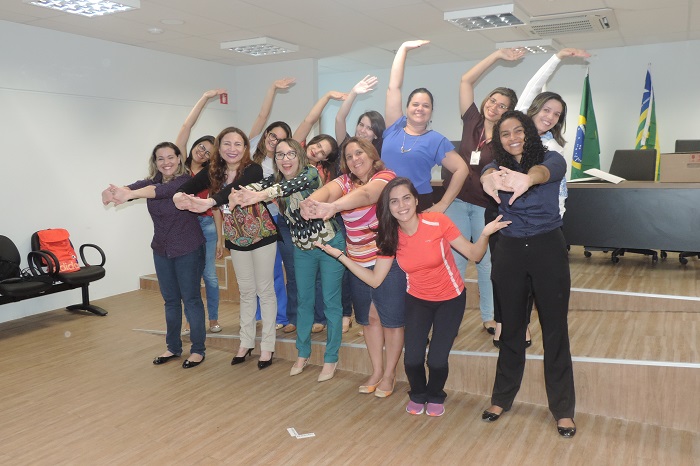 Mulheres com as mãos para cima sorrindo 