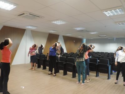Pessoas de pé fazendo ginástica