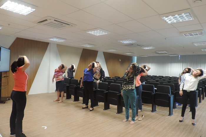 Pessoas de pé fazendo ginástica