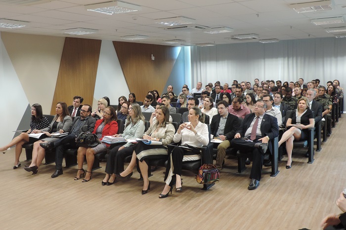 Pessoas sentadas enquanto assistem palestra 
