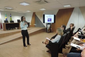 Mulher de pé com microfone nas mãos