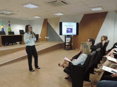Mulher de pé com microfone nas mãos