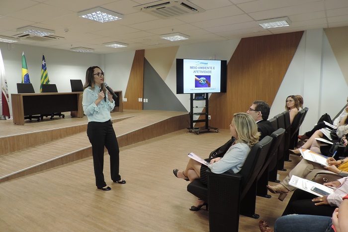 Mulher de pé com microfone nas mãos