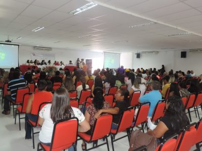 Pessoas sentadas em auditório