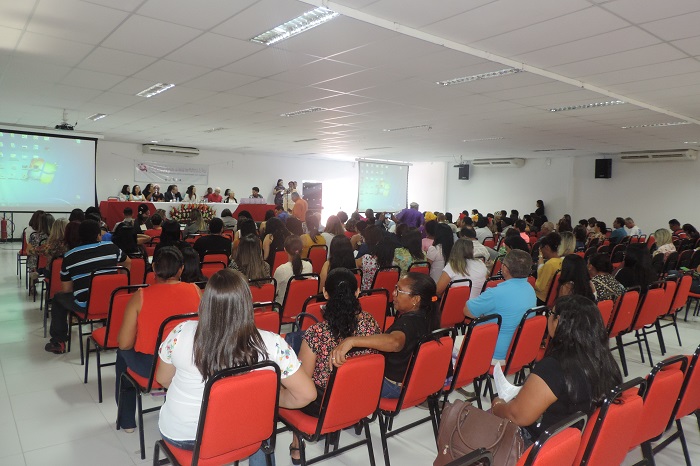 Pessoas sentadas em auditório