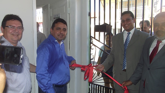 Três homens desenlaçando a fita de inauguração do PROCON Municipal de Campo Maior 