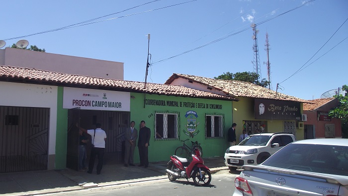 Fotos externa do prédio que abrigará o PROCON Municipal de Campo Maior. na frente estão dois homens 