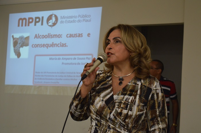 Mulher de pé com microfone na mão 