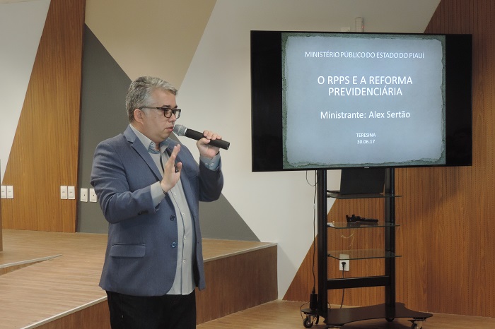 Homem de pé com microfone nas mãos