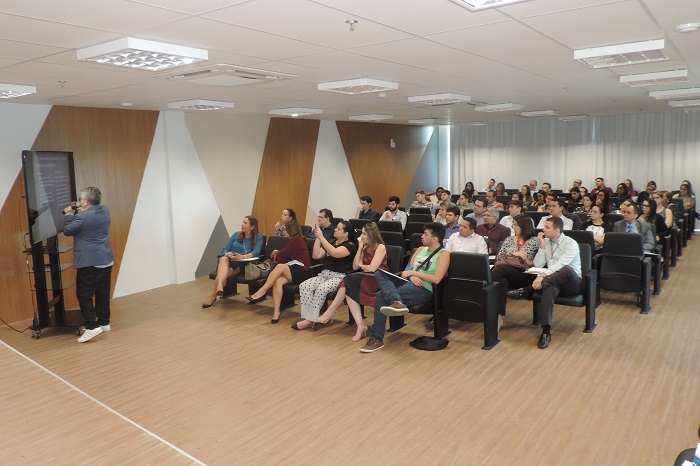 Pessoas sentadas em auditório 