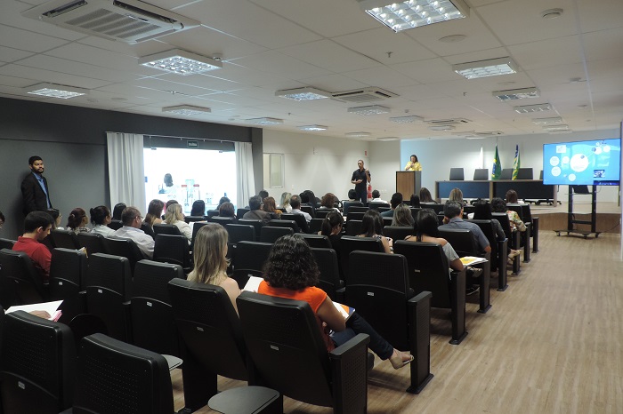Pessoas sentadas em auditório 