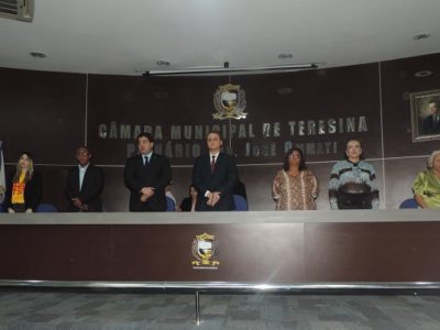 pessoas em pé