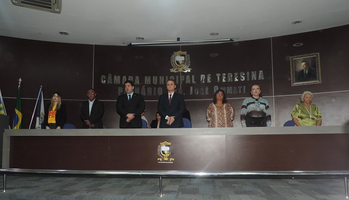 pessoas em pé