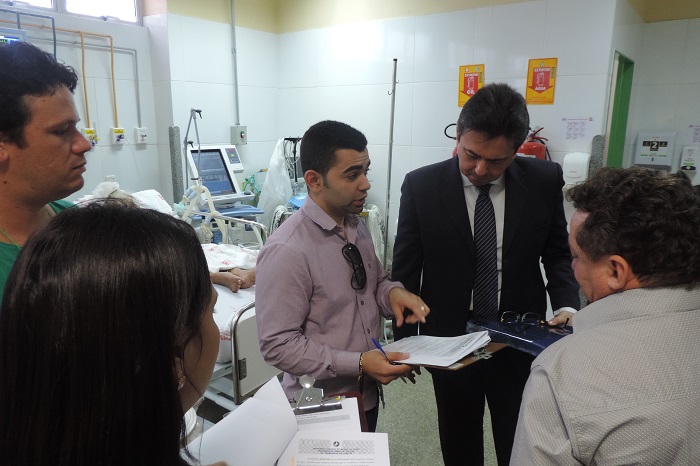 Pessoas fazendo a inspeção do hospital