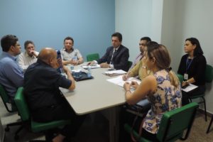 Pessoas em uma mesa conversando