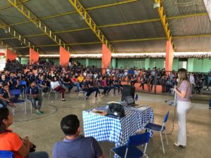 Pessoas acompanhando palestra