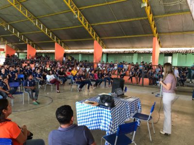 Pessoas acompanhando palestra