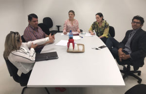 Pessoas em volta de uma mesa conversando
