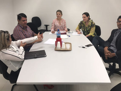 Pessoas em volta de uma mesa conversando