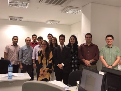 Equipe de trabalho posa de pé