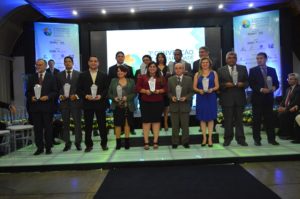 A Promotora de Justiça Carmelina Moura recebe o Troféu