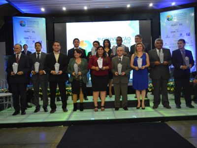 A Promotora de Justiça Carmelina Moura recebe o Troféu