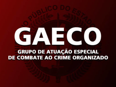 Imagem: fundo vermelho, com o brasão do Ministério Público. Em primeiro plano, está escrito: GAECO - Grupo de Atuação Especial de Combate ao Crime Organizado.