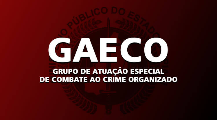 Imagem: fundo vermelho, com o brasão do Ministério Público. Em primeiro plano, está escrito: GAECO - Grupo de Atuação Especial de Combate ao Crime Organizado.