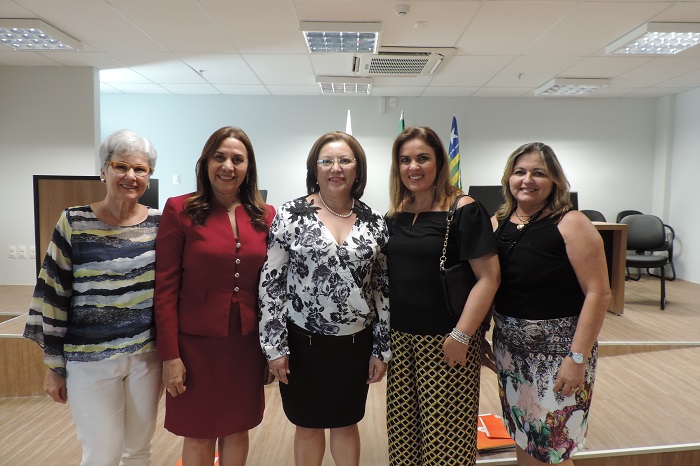 Equipe de três palestrantes do CNMP com a Procuradora Raquel Normando e a Promotora Janaína Rose. Elas posam de pé, sorrindo.