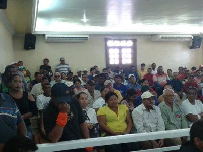 Público reunido em auditório